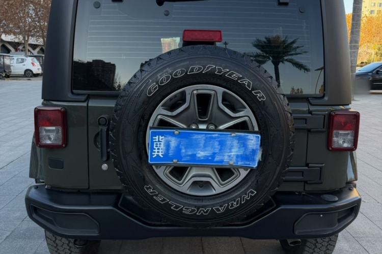 Used Jeep Wrangler 2014 3.0L Sahara Four-Door Edition Exterior 4