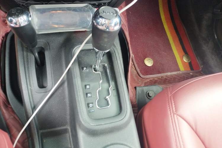 Used Jeep Wrangler 2014 2.8TD Sahara Four-Door Edition Gear Lever