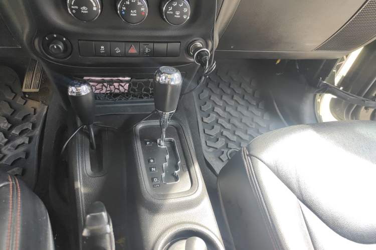 Used Jeep Wrangler 2014 2.8TD Sahara Four-Door Edition Gear Lever
