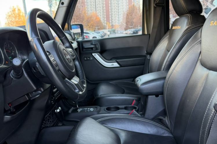 Used Jeep Wrangler 2014 3.0L Sahara Four-Door Edition Interior 2