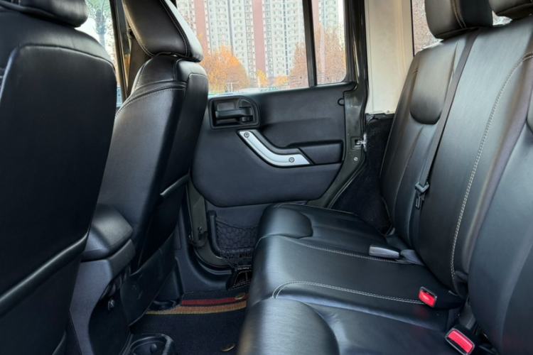 Used Jeep Wrangler 2014 3.0L Sahara Four-Door Edition Interior 3