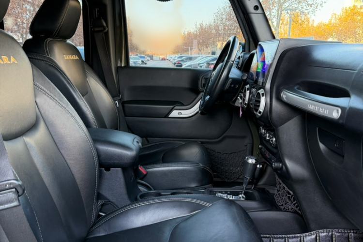 Used Jeep Wrangler 2014 3.0L Sahara Four-Door Edition Interior 4