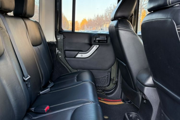 Used Jeep Wrangler 2014 3.0L Sahara Four-Door Edition Interior 5