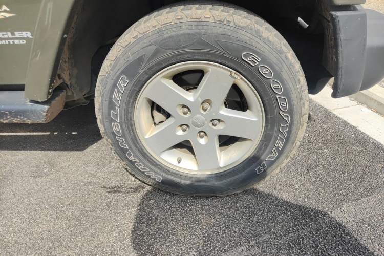 Used Jeep Wrangler 2014 2.8TD Sahara Four-Door Edition Right Front Wheel Hub