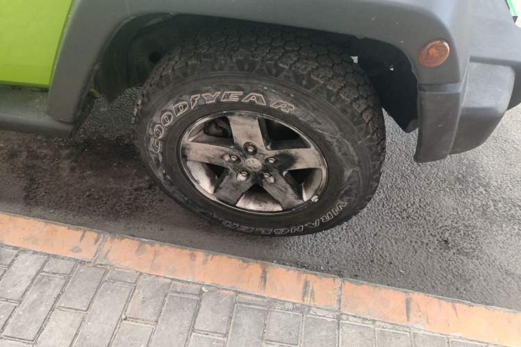 Used Jeep Wrangler 2014 3.0L Sahara Four-Door Edition Right Front Wheel Hub