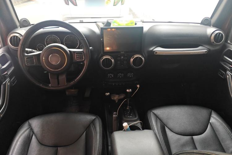 Used Jeep Wrangler 2014 2.8TD Sahara Four-Door Edition Center Console