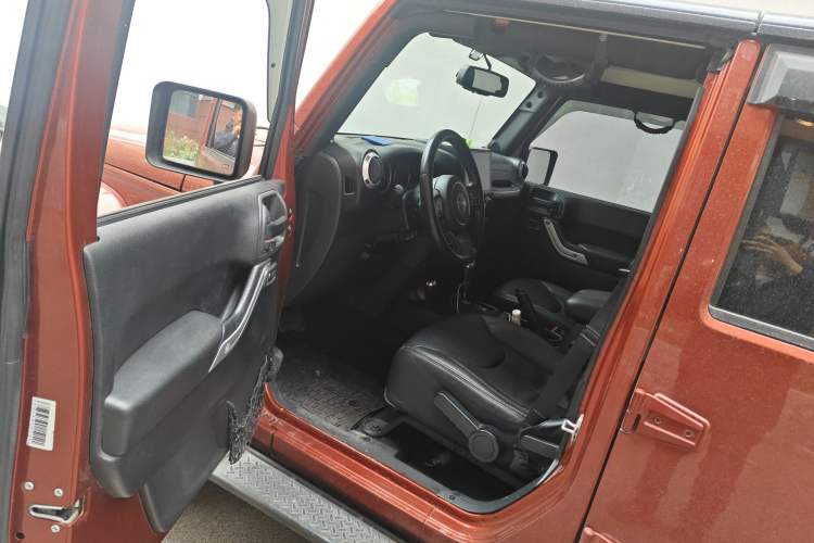 Used Jeep Wrangler 2014 2.8TD Sahara Four-Door Edition Driver Seat