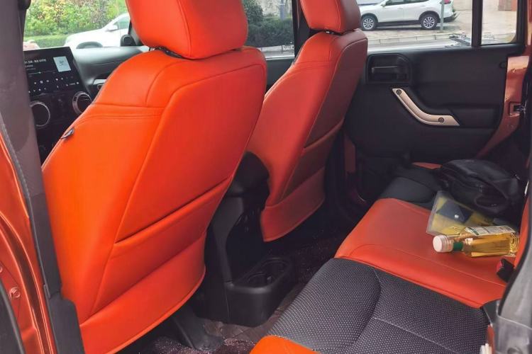 Used Jeep Wrangler 2014 3.0L Sahara Four-Door Edition Interior 2