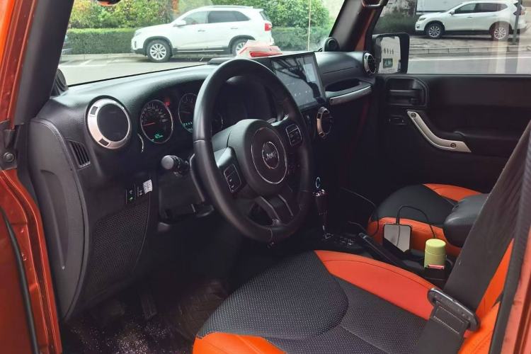 Used Jeep Wrangler 2014 3.0L Sahara Four-Door Edition Interior 3