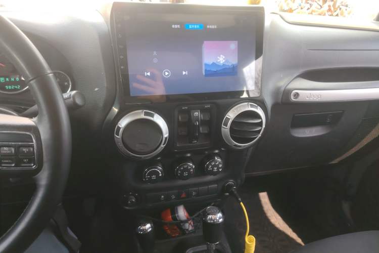Used Jeep Wrangler 2014 2.8TD Four-Door Sahara Edition Audio And AC Panel