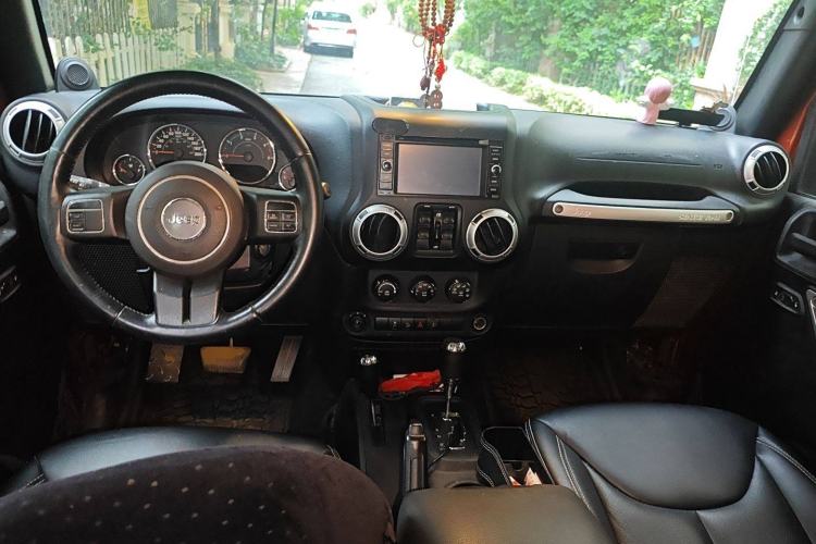 Used Jeep Wrangler 2014 2.8TD Sahara Four-Door Edition Center Console