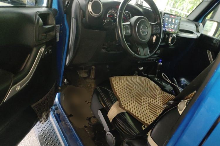 Used Jeep Wrangler 2014 3.0L Sahara Four-Door Edition Driver Seat