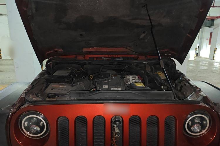 Used Jeep Wrangler 2014 2.8TD Sahara Four-Door Edition Engine Bay