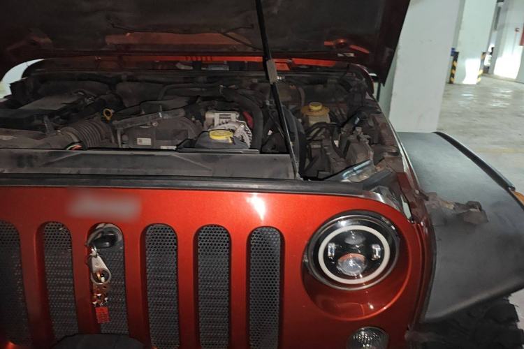 Used Jeep Wrangler 2014 2.8TD Sahara Four-Door Edition Engine Bay Left