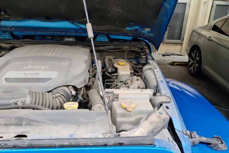 Used Jeep Wrangler 2014 3.0L Sahara Four-Door Edition Engine Bay Left
