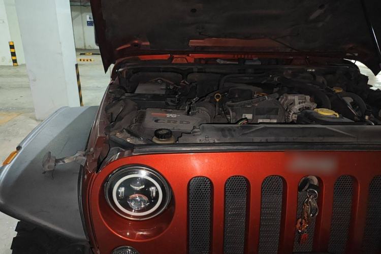 Used Jeep Wrangler 2014 2.8TD Sahara Four-Door Edition Engine Bay Right