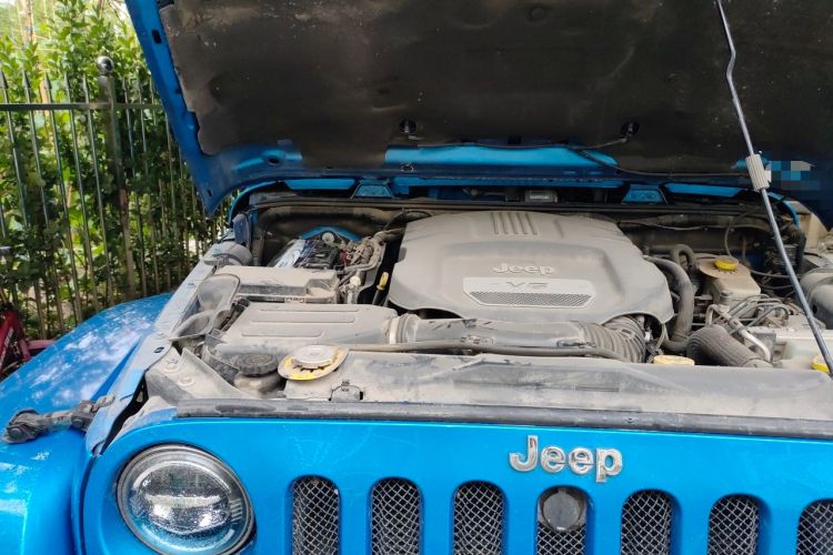 Used Jeep Wrangler 2014 3.0L Sahara Four-Door Edition Engine Bay Right