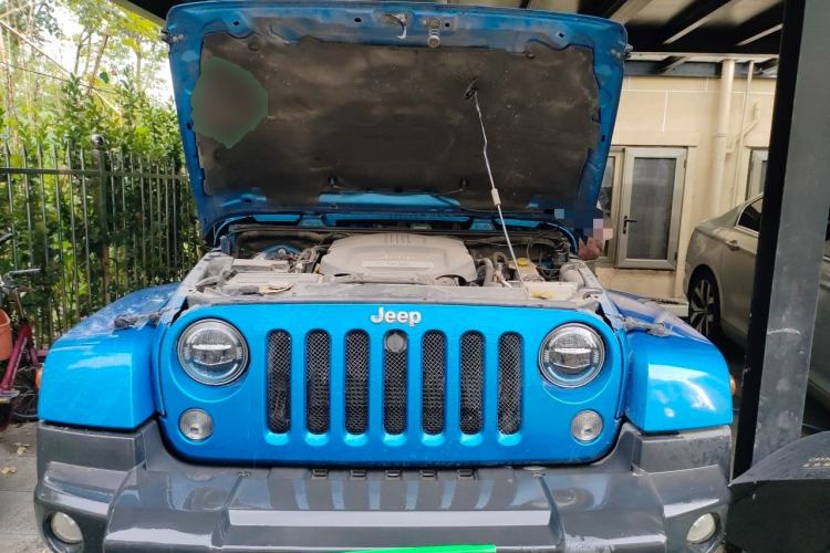Used Jeep Wrangler 2014 3.0L Sahara Four-Door Edition Engine Bay