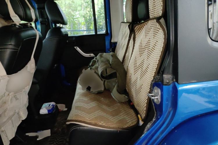 Used Jeep Wrangler 2014 3.0L Sahara Four-Door Edition Left Rear Seat