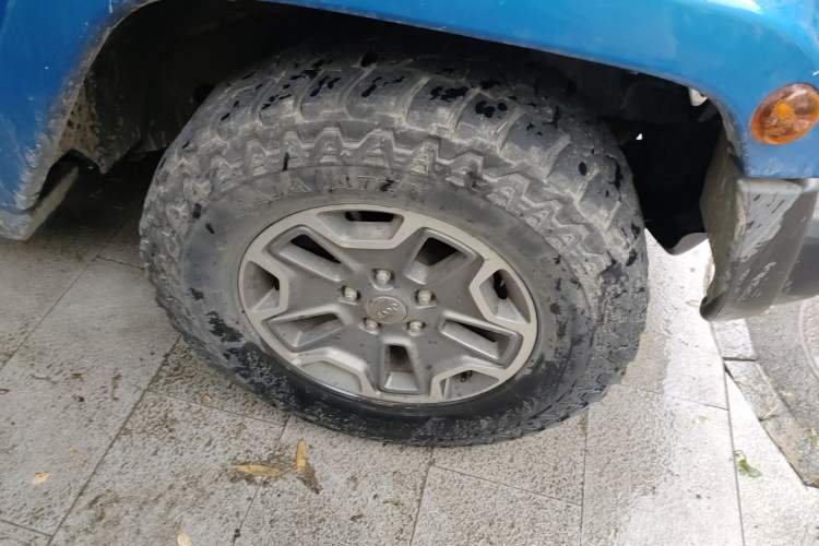 Used Jeep Wrangler 2014 3.0L Sahara Four-Door Edition Right Front Wheel Hub