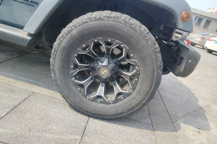Used Jeep Wrangler 2014 2.8TD Four-Door Sahara Edition Right Front Wheel Hub