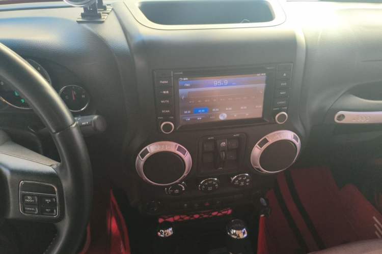 Used Jeep Wrangler 2014 2.8TD Sahara Four-Door Edition Audio And AC Panel
