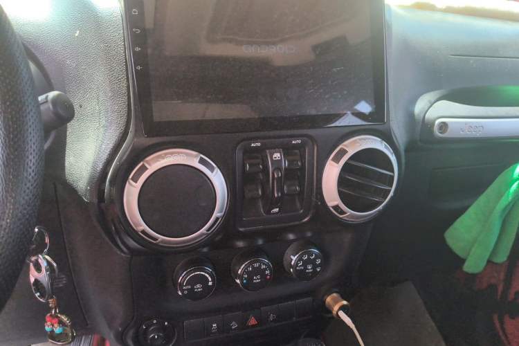 Used Jeep Wrangler 2014 2.8TD Sahara Four-Door Edition Audio And AC Panel