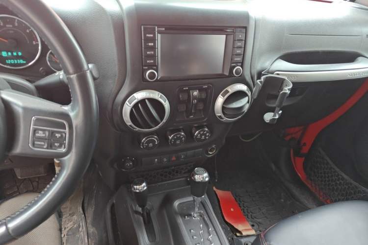 Used Jeep Wrangler 2014 2.8TD Sahara Four-Door Edition Audio And AC Panel