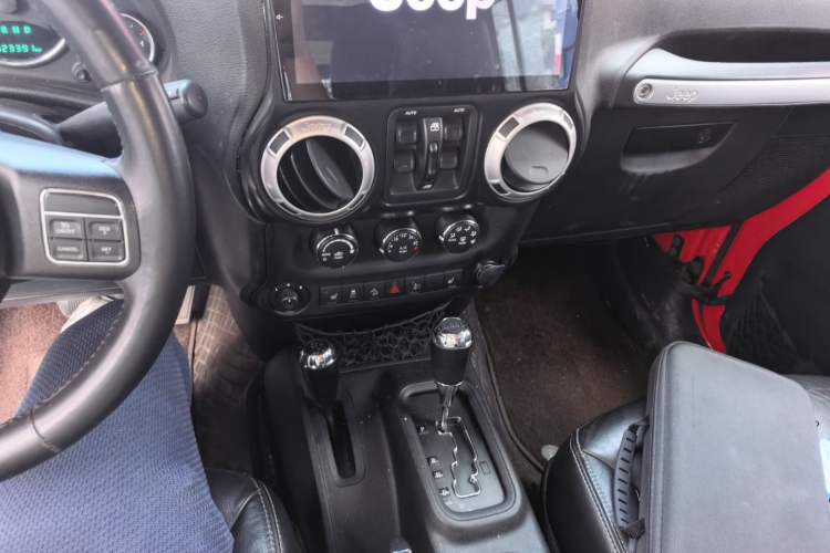 Used Jeep Wrangler 2014 3.0L Sahara Four-Door Edition Audio And AC Panel