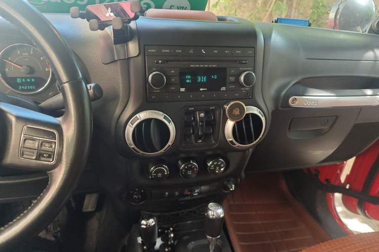 Used Jeep Wrangler 2014 2.8TD Sahara Four-Door Edition Audio And AC Panel