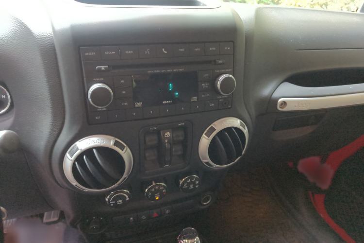 Used Jeep Wrangler 2014 3.0L Sahara Four-Door Edition Audio And AC Panel