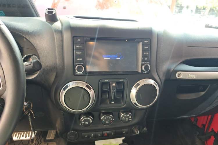 Used Jeep Wrangler 2014 3.0L Sahara Four-Door Edition Audio And AC Panel