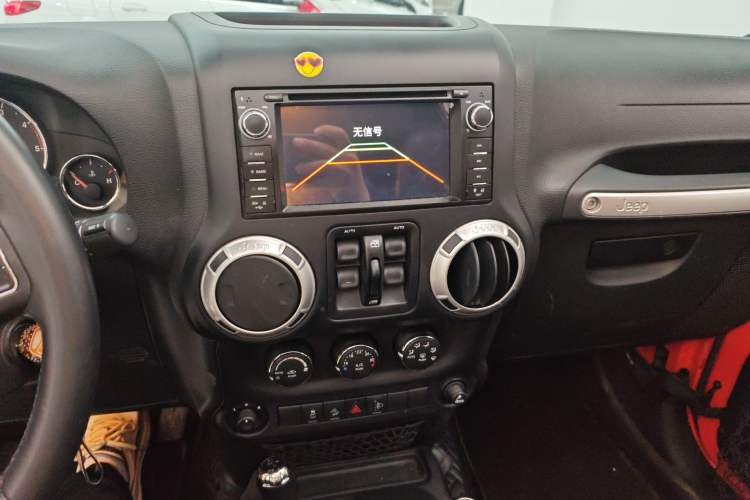 Used Jeep Wrangler 2014 2.8TD Sahara Four-Door Edition Audio And AC Panel