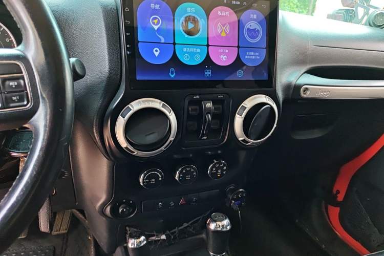 Used Jeep Wrangler 2014 3.0L Sahara Four-Door Edition Audio And AC Panel