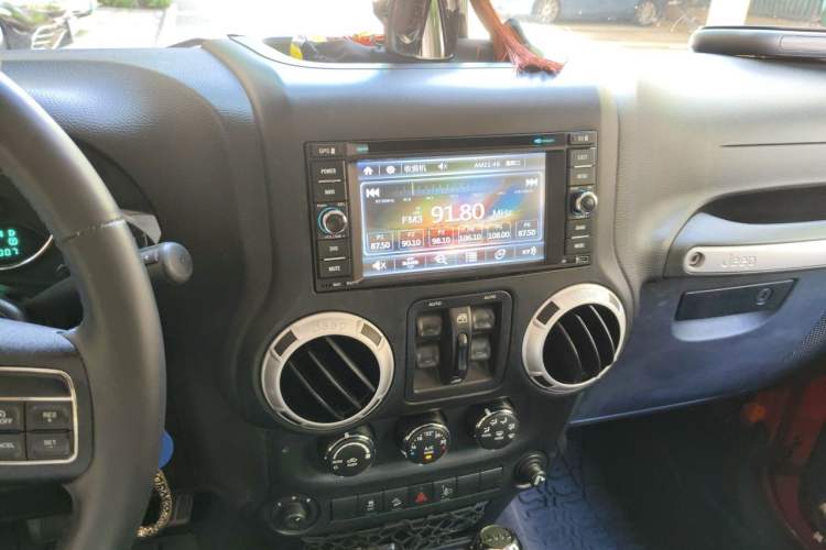 Used Jeep Wrangler 2014 3.0L Sahara Four-Door Edition Audio And AC Panel