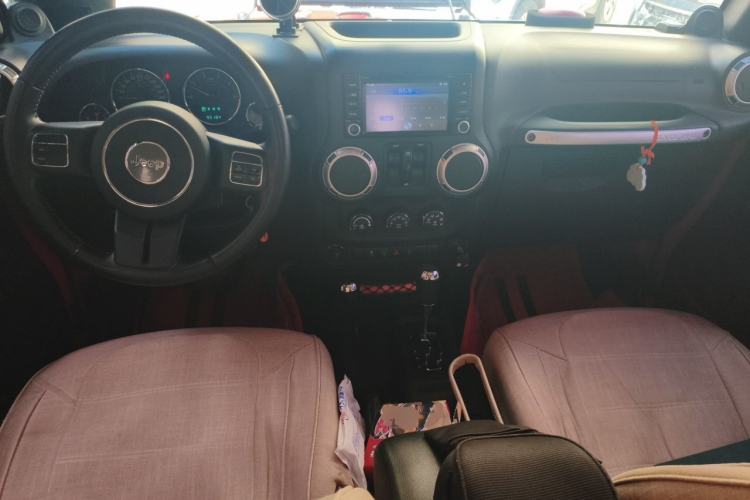 Used Jeep Wrangler 2014 2.8TD Sahara Four-Door Edition Center Console