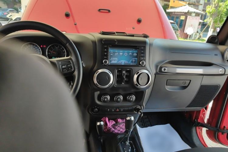 Used Jeep Wrangler 2014 3.0L Sahara Four-Door Edition Center Console