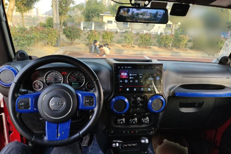 Used Jeep Wrangler 2014 3.0L Sahara Four-Door Edition Center Console