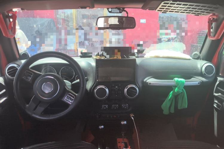 Used Jeep Wrangler 2014 2.8TD Sahara Four-Door Edition Center Console
