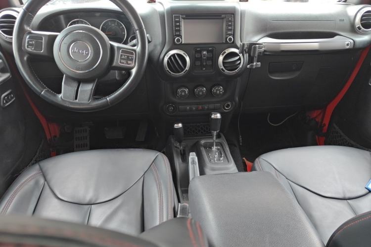 Used Jeep Wrangler 2014 2.8TD Sahara Four-Door Edition Center Console