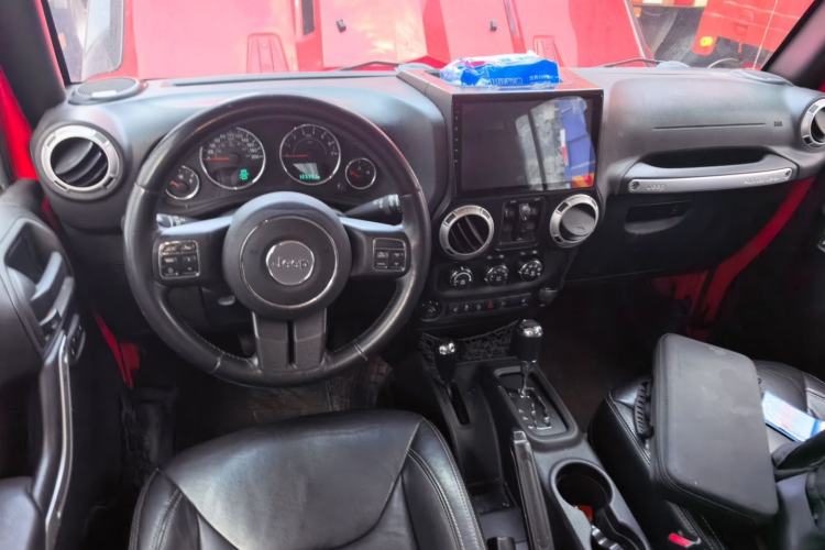 Used Jeep Wrangler 2014 3.0L Sahara Four-Door Edition Center Console