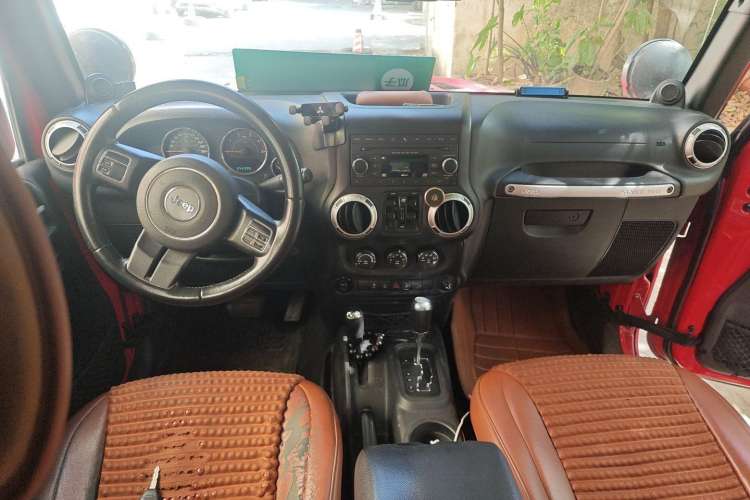 Used Jeep Wrangler 2014 2.8TD Sahara Four-Door Edition Center Console