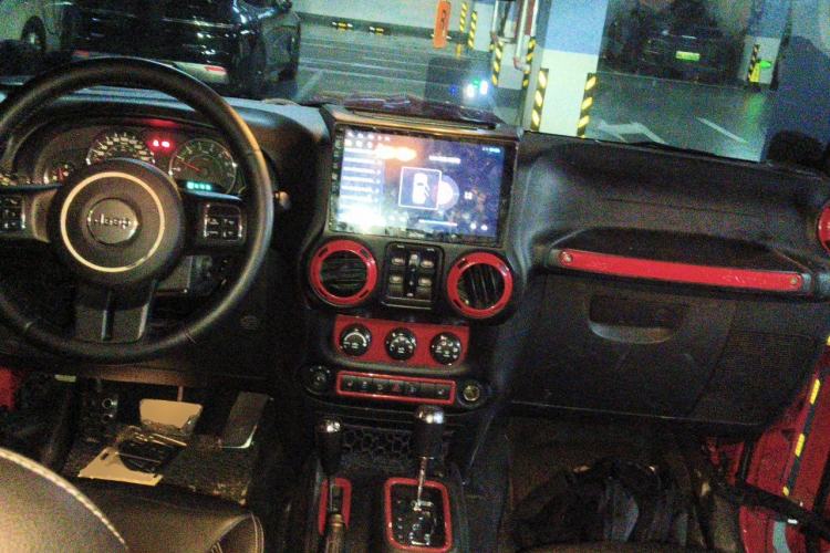 Used Jeep Wrangler 2014 3.0L Sahara Four-Door Edition Center Console