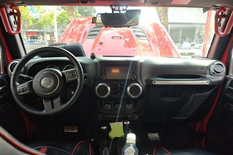 Used Jeep Wrangler 2014 3.0L Sahara Four-Door Edition Center Console