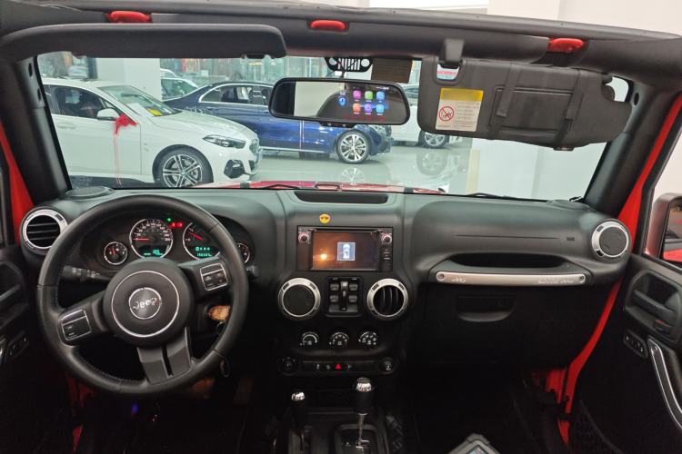 Used Jeep Wrangler 2014 2.8TD Sahara Four-Door Edition Center Console