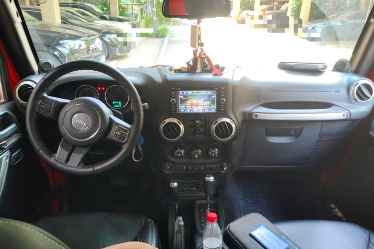 Used Jeep Wrangler 2014 3.0L Sahara Four-Door Edition Center Console
