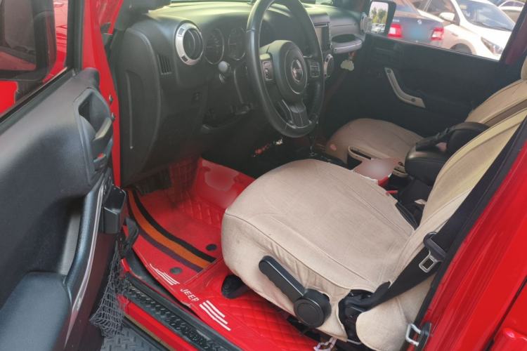 Used Jeep Wrangler 2014 2.8TD Sahara Four-Door Edition Driver Seat