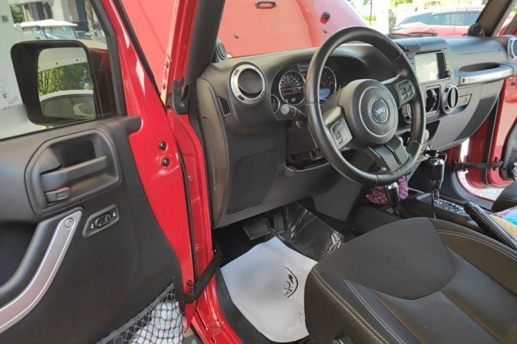 Used Jeep Wrangler 2014 3.0L Sahara Four-Door Edition Driver Seat