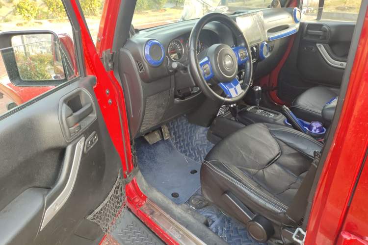 Used Jeep Wrangler 2014 3.0L Sahara Four-Door Edition Driver Seat