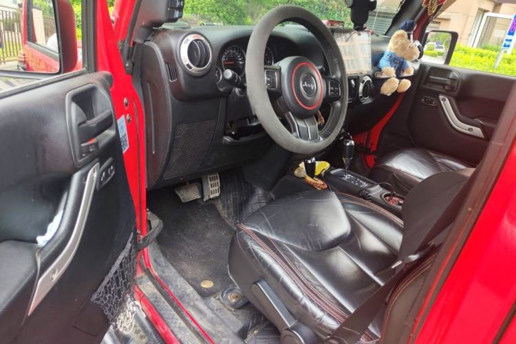 Used Jeep Wrangler 2014 2.8TD Sahara Four-Door Edition Driver Seat